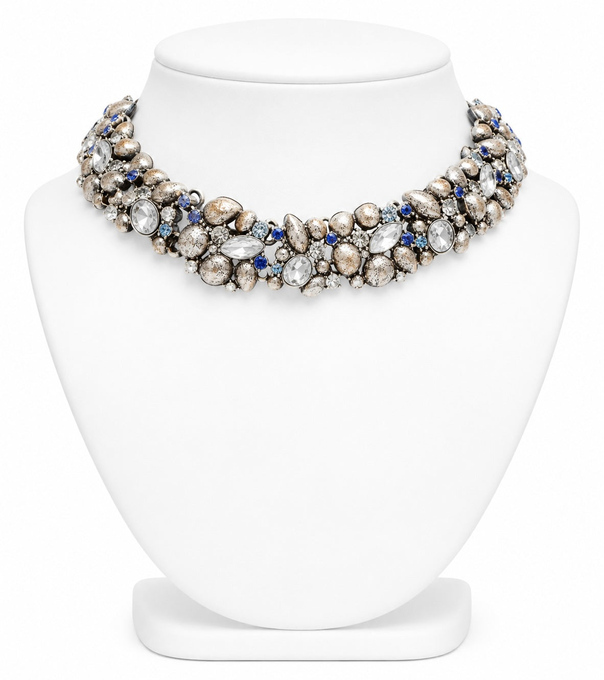 Elegant necklace with pearls and blue stones on a white stand